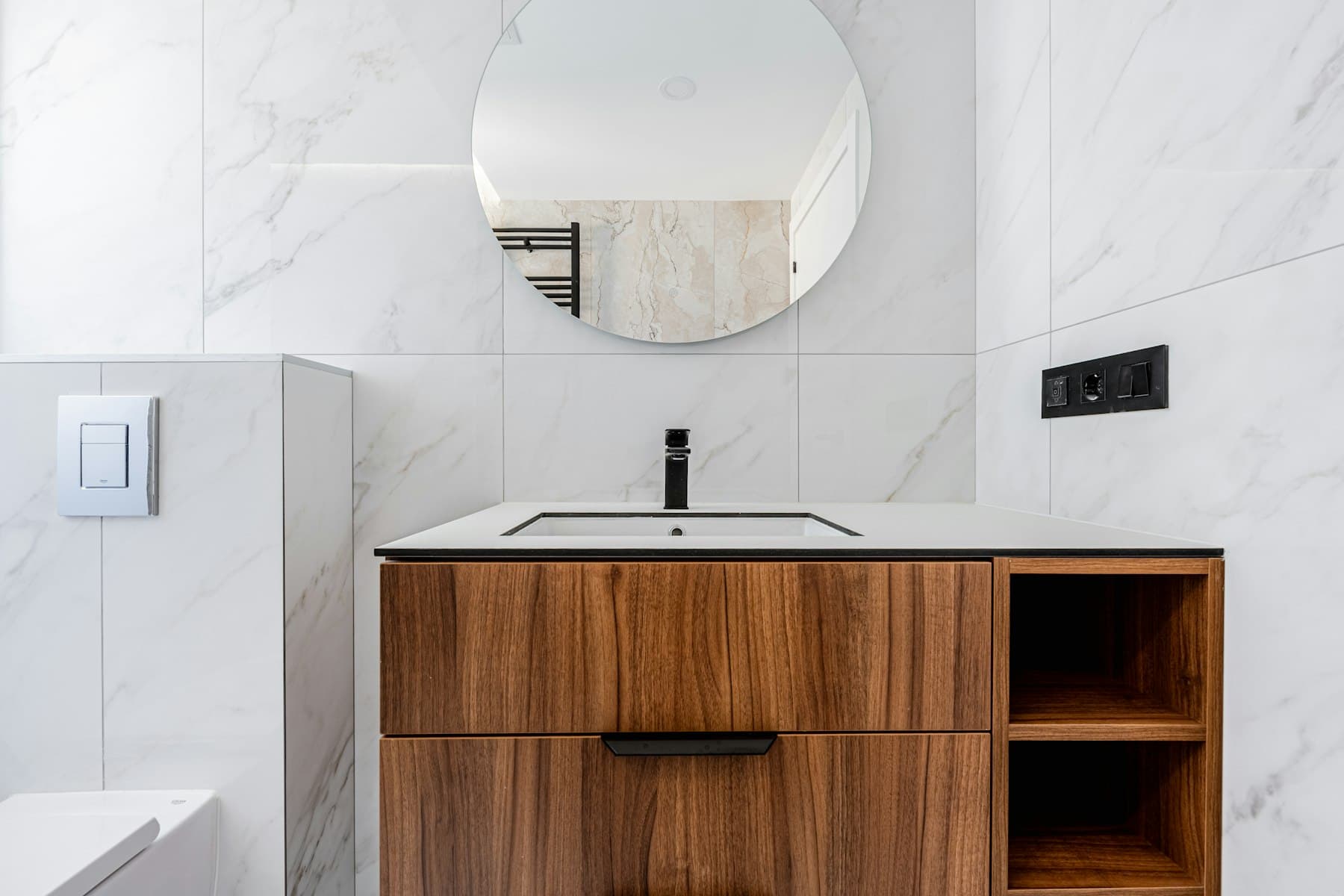 Mobilier baie cu fronturi texturate